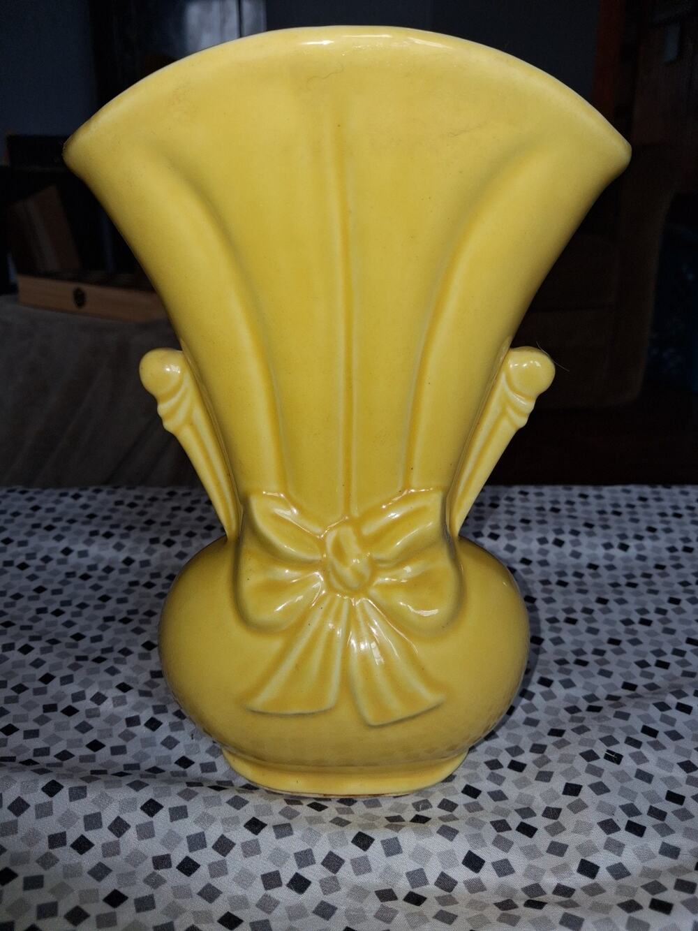 Vintage Shawnee Yellow Vase with Bow 9” Art Pottery 1940’s USA 819 EUC